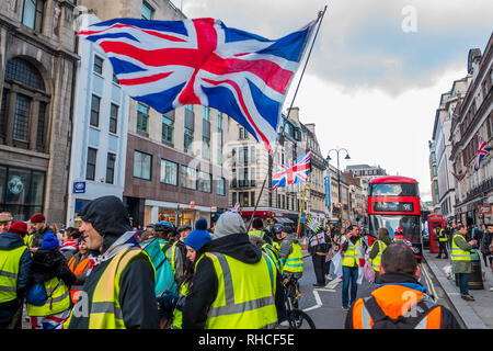 London, Großbritannien. 2. Februar 2019. Gelbe Unverfallbaren pro Brexit und Lassen bedeutet verlassen Demonstranten märz hinunter die Faser. Sie blockieren die Straße und umgeben ein Taxi, welches die Polizei dann zu schützen. Nach periodisch chantin Anna Soubry ist ein Nazi, bewegen Sie sich auf den Strand. Credit: Guy Bell/Alamy leben Nachrichten Stockfoto