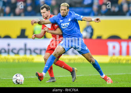 Deutschland. Sinsheim, 02 Feb, 2019. Fussball: Bundesliga 1899 Hoffenheim - Fortuna Düsseldorf, den 20. Spieltag in der PreZero Arena. Die Düsseldorfer Kevin Stöger (l) und Hoffenheim Joelinton Cassio Apolinario de Lira kämpfen um den Ball. Foto: Uwe Anspach/dpa - WICHTIGER HINWEIS: In Übereinstimmung mit den Anforderungen der DFL Deutsche Fußball Liga oder der DFB Deutscher Fußball-Bund, Es ist verboten zu verwenden oder verwendet Fotos im Stadion und/oder das Spiel in Form von Bildern und/oder Videos - wie Foto Sequenzen getroffen haben./dpa/Alamy Leben Nachrichten Quelle: dpa Picture alliance/Alamy Live Credit: Stockfoto