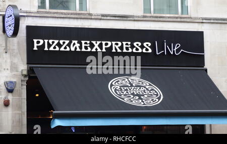 London, Großbritannien. 27 Jan, 2019. Pizza Express Restaurant und Logo in London gesehen. Credit: Keith Mayhew/SOPA Images/ZUMA Draht/Alamy leben Nachrichten Stockfoto