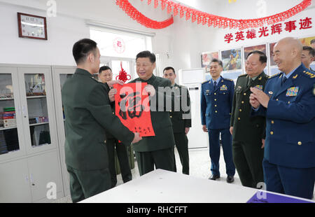 China, den 1. Februar 2019. (190202) - Peking, Februar 2, 2019 (Xinhua) - ein Soldat von einem Support Unit der Volksbefreiungsarmee (PLA) Peking Garnison Befehl stellt einen "Glück" Plakat Frühlingsfest Grüße an chinesische Präsident Xi Jinping zu erweitern, auch Generalsekretär der Kommunistischen Partei Chinas und Vorsitzender der Zentralen Militärkommission, in Peking, der Hauptstadt von China, Februar 2, 2019. Präsident Xi Jinping erweiterte festliche Grüße an Soldaten und Offiziere der PLA, bewaffnete Polizisten, Milizen und Streitkräfte Samstag buchen. Xi besucht die PLA Peking Garr Stockfoto