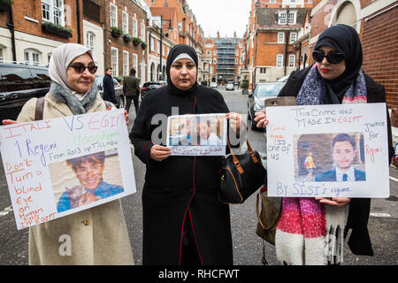 London, Großbritannien. 2. Februar, 2019. Aktivisten von Amnesty International UK und an der Universität und Hochschule Union (ucu) und die Familie und die Freunde der Universität Cambridge Doktorand Giulio Regeni halten eine Mahnwache vor der ägyptischen Botschaft drei Jahre zu kennzeichnen seit seiner verstümmelten Körper in einem Graben außerhalb von Kairo entdeckt wurde. Außerdem wurde ein Schreiben an die Botschaft fordert eine unabhängige Untersuchung des Verschwindens, Folter und Tod der 28-jährige Student geliefert. Credit: Mark Kerrison/Alamy leben Nachrichten Stockfoto