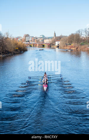 Glasgow, Schottland, Großbritannien. 2. Februar, 2019. UK Wetter. Die Ruderer auf einer ruhigen Fluss Clyde an einem kalten, sonnigen Tag. Credit: Skully/Alamy leben Nachrichten Stockfoto