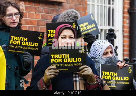 London, Großbritannien. 2. Februar, 2019. Aktivisten von Amnesty International UK und an der Universität und Hochschule Union (ucu) und die Familie und die Freunde der Universität Cambridge Doktorand Giulio Regeni halten eine Mahnwache vor der ägyptischen Botschaft drei Jahre zu kennzeichnen seit seiner verstümmelten Körper in einem Graben außerhalb von Kairo entdeckt wurde. Außerdem wurde ein Schreiben an die Botschaft fordert eine unabhängige Untersuchung des Verschwindens, Folter und Tod der 28-jährige Student geliefert. Credit: Mark Kerrison/Alamy leben Nachrichten Stockfoto