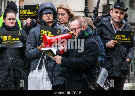 London, Großbritannien. 2. Februar, 2019. Aktivisten von Amnesty International UK und an der Universität und Hochschule Union (ucu) und die Familie und die Freunde der Universität Cambridge Doktorand Giulio Regeni halten eine Mahnwache vor der ägyptischen Botschaft drei Jahre zu kennzeichnen seit seiner verstümmelten Körper in einem Graben außerhalb von Kairo entdeckt wurde. Außerdem wurde ein Schreiben an die Botschaft fordert eine unabhängige Untersuchung des Verschwindens, Folter und Tod der 28-jährige Student geliefert. Credit: Mark Kerrison/Alamy leben Nachrichten Stockfoto