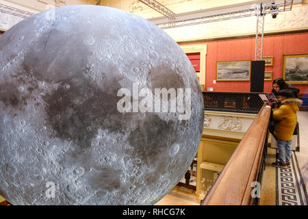 Preston, Großbritannien, 2. Februar 2019. Die Harris Museum und Bibliothek in Preston öffnete seine Türen für die 'Museum der Ausstellung der Mond' heute. Britische anlage Künstler Luke Jerram des 23 Meter hohen, dreidimensionale Mond Modell ist in der Mitte der Note 1 denkmalgeschützte Gebäude ausgesetzt. Die Besucher der Ausstellung wird auch Musik von BAFTA und Ivor Novello award-winning composer Dan Jones hören. Die Ausstellung läuft noch bis zum Sonntag, den 24. Februar. Credit: Paul Melling/Alamy leben Nachrichten Stockfoto