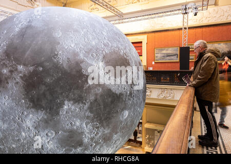 Preston, Großbritannien, 2. Februar 2019. Die Harris Museum und Bibliothek in Preston öffnete seine Türen für die 'Museum der Ausstellung der Mond' heute. Britische anlage Künstler Luke Jerram des 23 Meter hohen, dreidimensionale Mond Modell ist in der Mitte der Note 1 denkmalgeschützte Gebäude ausgesetzt. Die Besucher der Ausstellung wird auch Musik von BAFTA und Ivor Novello award-winning composer Dan Jones hören. Die Ausstellung läuft noch bis zum Sonntag, den 24. Februar. Credit: Paul Melling/Alamy leben Nachrichten Stockfoto