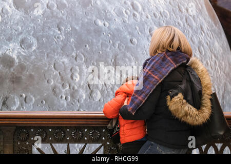 Preston, Großbritannien, 2. Februar 2019. Die Harris Museum und Bibliothek in Preston öffnete seine Türen für die 'Museum der Ausstellung der Mond' heute. Britische anlage Künstler Luke Jerram des 23 Meter hohen, dreidimensionale Mond Modell ist in der Mitte der Note 1 denkmalgeschützte Gebäude ausgesetzt. Die Besucher der Ausstellung wird auch Musik von BAFTA und Ivor Novello award-winning composer Dan Jones hören. Die Ausstellung läuft noch bis zum Sonntag, den 24. Februar. Credit: Paul Melling/Alamy leben Nachrichten Stockfoto