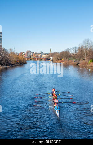 Glasgow, Schottland, Großbritannien. 2. Februar, 2019. UK Wetter. Die Ruderer auf einer ruhigen Fluss Clyde an einem kalten, sonnigen Tag. Credit: Skully/Alamy leben Nachrichten Stockfoto