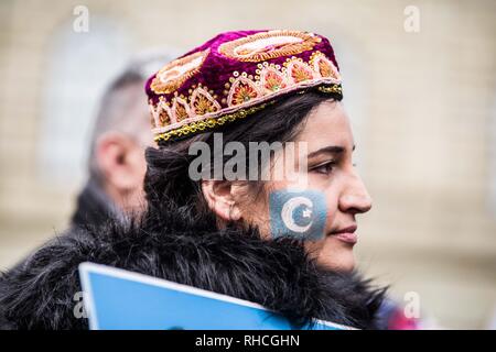 München, Bayern, Deutschland. 2 Feb, 2019. Eine der Uiguren hat die Markierung von Ostturkestan auf ihrem Gesicht gemalt. Gegen die so genannte 'Muslimische Crackdown'' von der Chinesischen Kommunistischen Partei in der Autonomen Region Xinjiang in China zu protestieren. Die Region ist enthält rund 26 Millionen Menschen, 11 Millionen davon sind die ethnisch-türkischen Uiguren, die noch in der Region Ostturkestan nennen. Die KPC nach oben von 1 Mio. Uiguren in Re-education Camps sowie die weit verbreitete Überwachung der nicht-Han r Credit: zu Credit: ZUMA Press, Inc./Alamy leben Nachrichten Stockfoto