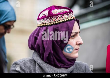 München, Bayern, Deutschland. 2 Feb, 2019. Eine der Uiguren hat die Markierung von Ostturkestan auf ihrem Gesicht gemalt. Gegen die so genannte 'Muslimische Crackdown'' von der Chinesischen Kommunistischen Partei in der Autonomen Region Xinjiang in China zu protestieren. Die Region ist enthält rund 26 Millionen Menschen, 11 Millionen davon sind die ethnisch-türkischen Uiguren, die noch in der Region Ostturkestan nennen. Die KPC nach oben von 1 Mio. Uiguren in Re-education Camps sowie die weit verbreitete Überwachung der nicht-Han r Credit: zu Credit: ZUMA Press, Inc./Alamy leben Nachrichten Stockfoto