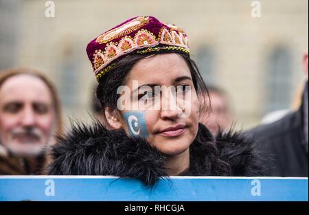 München, Bayern, Deutschland. 2 Feb, 2019. Eine der Uiguren hat die Markierung von Ostturkestan auf ihrem Gesicht gemalt. Gegen die so genannte 'Muslimische Crackdown'' von der Chinesischen Kommunistischen Partei in der Autonomen Region Xinjiang in China zu protestieren. Die Region ist enthält rund 26 Millionen Menschen, 11 Millionen davon sind die ethnisch-türkischen Uiguren, die noch in der Region Ostturkestan nennen. Die KPC nach oben von 1 Mio. Uiguren in Re-education Camps sowie die weit verbreitete Überwachung der nicht-Han r Credit: zu Credit: ZUMA Press, Inc./Alamy leben Nachrichten Stockfoto