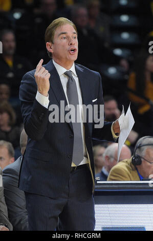 Wichita, Kansas, USA. 30 Jan, 2019. Southern Methodist Mustangs Head Coach Tim Jankovich brüllt Anweisungen, die während der NCAA Basketball Spiel zwischen der SMU Mustangs und die Wichita State Shockers an Charles Koch Arena in Wichita, Kansas. Kendall Shaw/CSM/Alamy leben Nachrichten Stockfoto