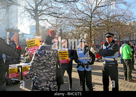 Manchester, Großbritannien. 2. Februar 2019. Bis zu Rassismus Mitkämpfer Stand feindseligkeit Gesicht vom rechten Flügel Demonstranten. Die anti Rassisten für Solidarität auf dem Anspruch, Stadt Veranstaltung namens 'aber vor Missbrauch durch Mitglieder der rechtsextremen "gelbe Weste 'UK Bewegung mit der Polizei mit einem Bruch des Friedens zu verhindern, Piccadilly, Manchester, UK, 2. Februar 2019 (C) Barbara Cook/Alamy Live News Credit: Barbara Koch/Alamy leben Nachrichten Stockfoto