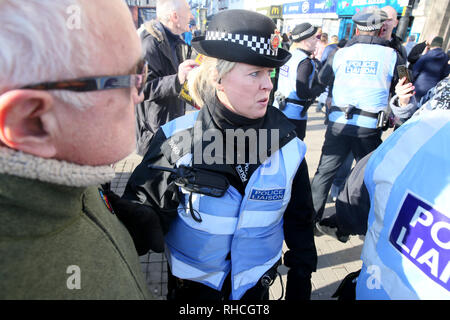 Manchester, Großbritannien. 2. Februar 2019. Bis zu Rassismus Mitkämpfer Stand feindseligkeit Gesicht vom rechten Flügel Demonstranten. Die anti Rassisten für Solidarität auf dem Anspruch, Stadt Veranstaltung namens 'aber vor Missbrauch durch Mitglieder der rechtsextremen "gelbe Weste 'UK Bewegung mit der Polizei mit einem Bruch des Friedens zu verhindern, Piccadilly, Manchester, UK, 2. Februar 2019 (C) Barbara Cook/Alamy Live News Credit: Barbara Koch/Alamy leben Nachrichten Stockfoto