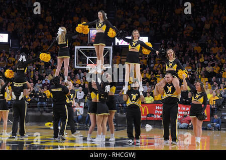 Wichita, Kansas, USA. 30 Jan, 2019. Die Wichita Zustand Shockers Cheerleadern während ein Timeout bei der NCAA Basketball Spiel unterhalten zwischen der SMU Mustangs und die Wichita State Shockers an Charles Koch Arena in Wichita, Kansas. Kendall Shaw/CSM/Alamy leben Nachrichten Stockfoto