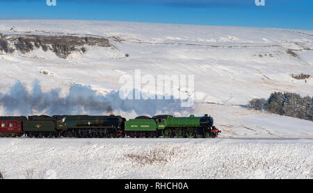 Wensleydale, North Yorkshire. 2. Februar 2019. Eine "Double Header" auf der berühmten Settle Carlisle Linie als 2 Motoren, 61306 "Mayflower" und Motor 35018 "britischen Indien Line" vom Bahnhof Tournee Unternehmen Richtung Garsdale Kopfstation unter den Schnee im oberen Wensleydale, North Yorkshire. Credit: Wayne HUTCHINSON/Alamy leben Nachrichten Stockfoto