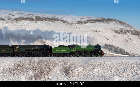 Wensleydale, North Yorkshire. 2. Februar 2019. Eine "Double Header" auf der berühmten Settle Carlisle Linie als 2 Motoren, 61306 "Mayflower" und Motor 35018 "britischen Indien Line" vom Bahnhof Tournee Unternehmen Richtung Garsdale Kopfstation unter den Schnee im oberen Wensleydale, North Yorkshire. Credit: Wayne HUTCHINSON/Alamy leben Nachrichten Stockfoto