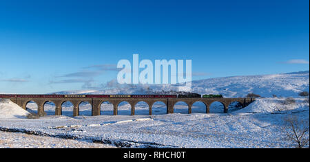 Wensleydale, North Yorkshire. 2. Februar 2019. Eine "Double Header" auf der berühmten Settle Carlisle Linie als 2 Motoren, 61306 "Mayflower" und Motor 35018 "britischen Indien Line" vom Bahnhof Touring Company Travel über den Viadukt von Garsdale Kopf unter den Schnee im oberen Wensleydale, North Yorkshire. Credit: Wayne HUTCHINSON/Alamy leben Nachrichten Stockfoto