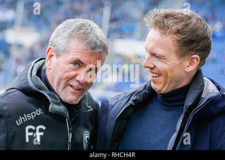 Sinsheim, Deutschland. 02 Feb, 2019. Fussball: Bundesliga 1899 Hoffenheim - Fortuna Düsseldorf, den 20. Spieltag in der PreZero Arena. Düsseldorf Trainer Friedhelm Funkel (l) und Hoffenheim Trainer Julian Nagelsmann sprechen. Foto: Uwe Anspach/dpa - WICHTIGER HINWEIS: In Übereinstimmung mit den Anforderungen der DFL Deutsche Fußball Liga oder der DFB Deutscher Fußball-Bund ist es untersagt, zu verwenden oder verwendet Fotos im Stadion und/oder das Spiel in Form von Bildern und/oder Videos - wie Foto Sequenzen getroffen haben./dpa/Alamy leben Nachrichten Stockfoto