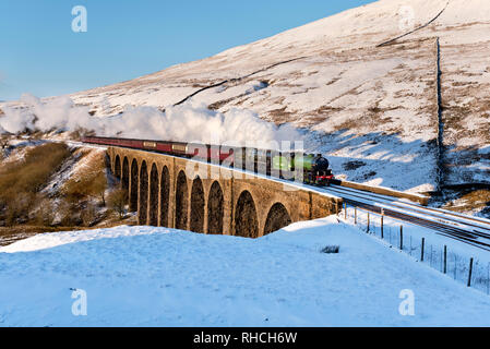 Dentdale, Yorkshire Dales. 2. Februar 2019. Der Winter Cumbrian Mountain Express kreuze Arten Gill Viadukt auf der berühmten settle-carlisle Railway Line in verschneiten Dentdale, Yorkshire Dales National Park, UK. Der Sonderzug ist von Doppelköpfiger Lokomotiven "britischen Indien Line' und 'Mayflower'. Doppelköpfiger Dampfzüge auf der Hauptlinie sind äußerst selten, und das ist eine ungewöhnliche Kombination von Lokomotiven. Quelle: John Bentley/Alamy leben Nachrichten Stockfoto