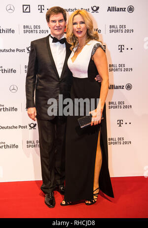 Wiesbaden, Deutschland. 02 Feb, 2019. Carsten Maschmeyer und Veronica Ferres stehen vor dem Sponsor an der Wand. Die 49 Ball des Sports mit 1800 Gäste aus Sport, Politik und Wirtschaft erfolgt in der Kurstadt. Credit: Andreas Arnold/dpa/Alamy leben Nachrichten Stockfoto