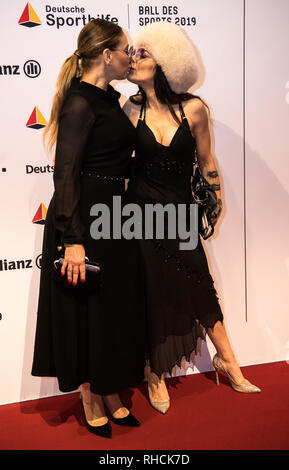 Wiesbaden, Deutschland. 02 Feb, 2019. Ornella Muti (l), italienische Schauspielerin und Tochter Naike Rivelli Kuss vor dem Sponsor an der Wand. Credit: Andreas Arnold/dpa/Alamy leben Nachrichten Stockfoto