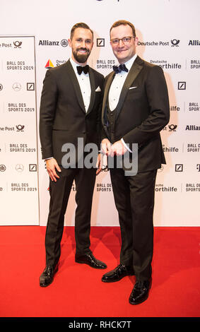 Wiesbaden, Deutschland. 02 Feb, 2019. Jens Spahn (CDU), Bundesministerin für Gesundheit, steht mit seinem Ehemann Daniel Funke vor dem Sponsor an der Wand. Credit: Andreas Arnold/dpa/Alamy leben Nachrichten Stockfoto