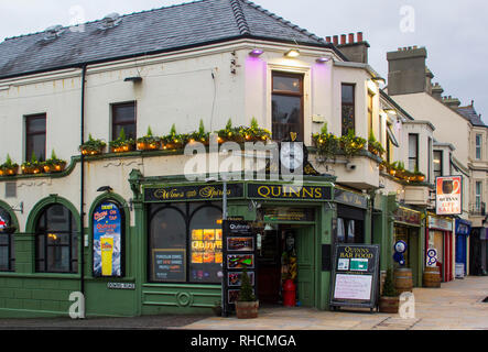 14. Dezember 2018 Quinn's Irish Pub in Newcastle, County Down am späten Nachmittag Licht im Winter Stockfoto