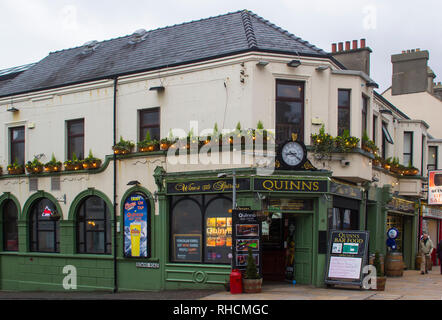 14. Dezember 2018 Quinn's Irish Pub in Newcastle, County Down in das matte Licht einer mitten im Winter am Nachmittag Stockfoto