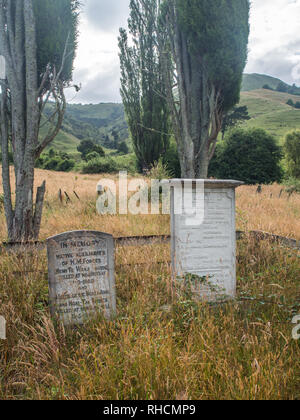 Zwei memorial Grabsteine für die Soldaten der Regierung getötet Mai 1869 durch Tuhoe Krieger Widerstand gegen die Invasion, Ruatahuna, Te Urewera, North Island, Neuseeland Stockfoto