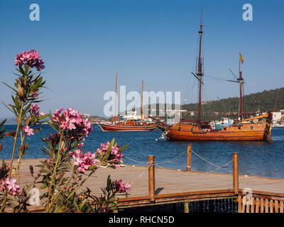Tag reise Boot im Hafen Gümüslük Halbinsel Bodrum Türkei Stockfoto