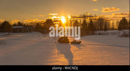 Eis Fischer fahren ein Jahrgang 1970 AMF Mark V 400 Ski-Daddler Schneemobil. Stockfoto