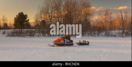 Eis Fischer fahren ein Jahrgang 1970 AMF Mark V 400 Ski-Daddler Schneemobil. Stockfoto