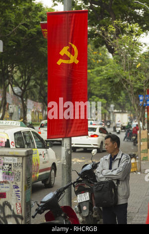 Kommunistische Flagge auf der Straße in Vietnam. Stockfoto