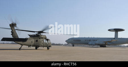 Eine der Oklahoma Army National Guard M UH-60 Blackhawk Helikopter mit Rotoren drehen erwartet die aus einer Air Force E-3 Sentry während einer SENTRY REX 08-07 Übung Zeitraum Jan. 15, 2019, Tinker Air Force Base, Oklahoma. Die Übung konzentriert sich auf die Rettung einer simulierten aircrew Mitglied in einem gemeinsamen niedergeworfene-Umgebung. (U.S. Air Force Foto/Greg L. Davis) Stockfoto