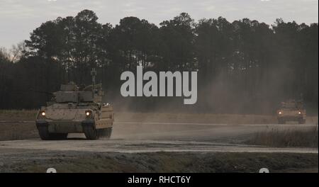 Bradley Kampffahrzeugen Crewed Charter von Soldaten an 2nd Battalion, 69th Armored Regiment, 2. gepanzerte Brigade Combat Team, 3rd Infantry Division, machen sich auf den Weg in die Schusslinie während einer Live Fire Training Veranstaltung in Fort Stewart, Ga, 31.01.31. Zu qualifizieren, während eines BFV schießwesen, die Besatzung muß einrasten und stationäre und bewegliche Ziele von einer stationären und beweglichen Bradley während des Tages und der Nacht zu zerstören. (U.S. Armee Foto von SPC. Jordyn Worshek, freigegeben) Stockfoto