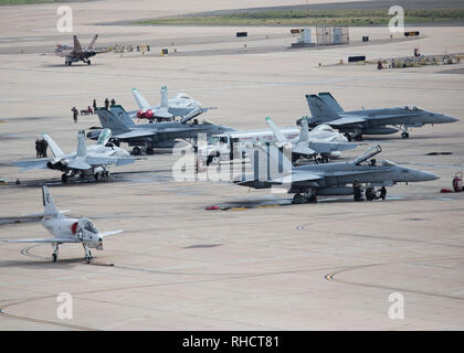 Marines aus marinen Flugzeuge Group (MAG) 11 tanken Flugzeuge während einer Übung in der Marine Corps Air Station Miramar, Calif., Feb 1. MAG-11 führte eine übung ihre Fähigkeit zur Schwankung zu präsentieren und gleichzeitig den Einsatz von Flugzeugen und innerhalb eines kurzen Zeitraums. Übungen wie diese geben realistische, relevante Fortbildung, die erforderlich ist, um 3. MAW zu "reparieren, fliegen und kämpfen" als größte Flugzeug Flügel das Marine Corps" und sichert die Einheit zur Bekämpfung bleibt - bereit, interoperable und kurzfristig einsetzbar, und tödlich, wenn sie in Aktion aufgerufen. (U.S. Marine Corps Foto von Cpl. Ryanne E. Tsch Stockfoto