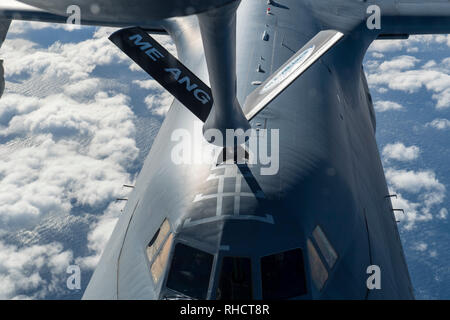 Flieger von der 101St Air Refuelling Flügel, Bangor, Maine, Teilnahme an einem Incentive Flug auf einem KC-135, dem 7. Januar 2019. Die KC-135 kann Geschwindigkeiten von bis zu 530 Meilen pro Stunde bei 30.000 Fuß in der Luft zu erreichen. (U.S. Air National Guard Foto von Airman Erick Grün) Stockfoto