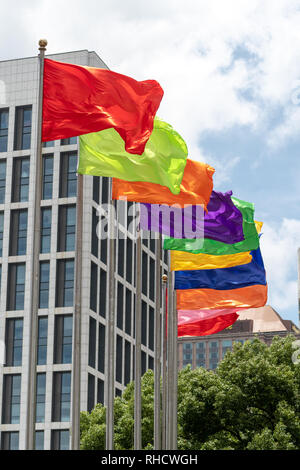Verschiedene einfarbige Flags flyig aus einer Reihe von fahnenmasten in Shanghai, China Stockfoto