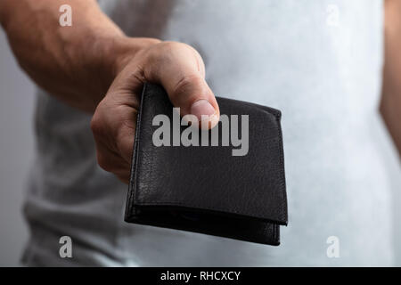 Nahaufnahme der Hand, Schwarz einer Person Wallet Stockfoto
