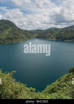 See Waikaremona, im Sommer, von Waihirere Bluff, Te Urewera National Park, North Island, Neuseeland Stockfoto