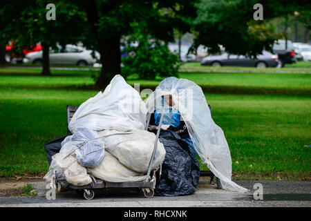 USA, Washington DC, obdachlose Frau im Park in der Nähe von White House/USA, Washington DC, obdachlose Frau im Park beim weissen Haus Stockfoto