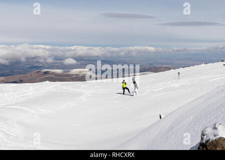 Die Menschen Spaß haben, Akrobatik zu tun in der Sierra Nevada. Stockfoto