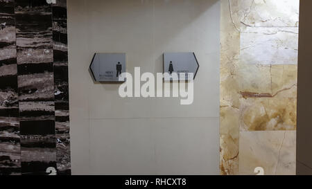 Ein Wegweiser zu den Männern und Frauen Toiletten in einem Mall Stockfoto