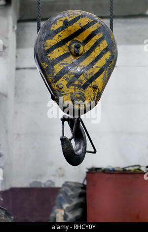 Winde mit einem Haken an der Decke der Werkstatt Stockfoto