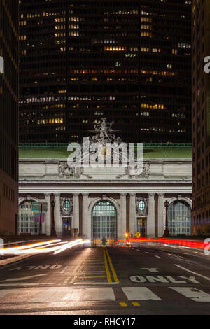 Die Grand Central Station. Das Äußere des Grand Central Station, New York City. Durchgangsverkehr wird durch das bunte Licht Trails erfasst. Stockfoto