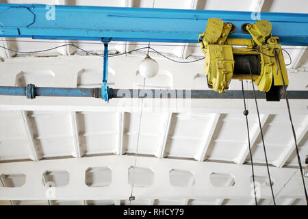 Winde mit einem Haken an der Decke der Werkstatt Stockfoto