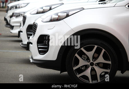 Weiße Autos, die in der Outdoor free Stock Bild Stockfoto