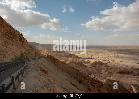 Route 40 durch Mitzpe Ramon in den Süden Israels Stockfoto