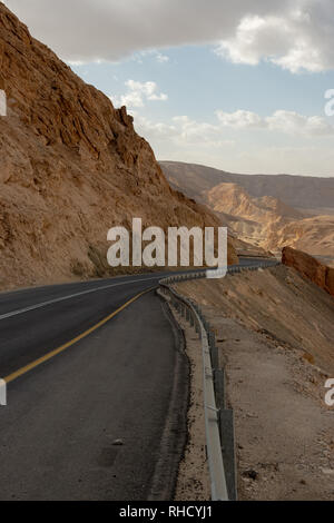 Route 40 durch Mitzpe Ramon in den Süden Israels Stockfoto